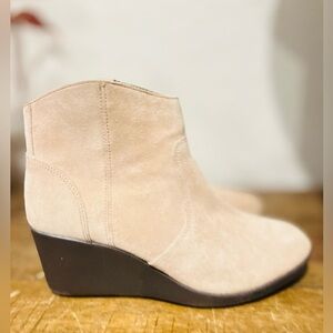 Crocs Leigh Women's Size 7 Chukka Wedge Booties Tan Suede Lace-up Comfort